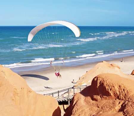 Parapente na praia de Canoa Quebrada