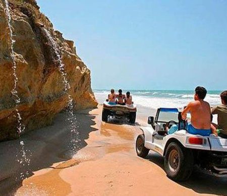 Buggys na beira do mar em Morro Branco