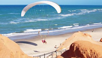 Parapente na praia de Canoa Quebrada