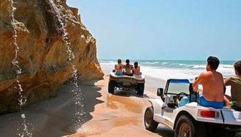 Buggys na beira do mar em Morro Branco