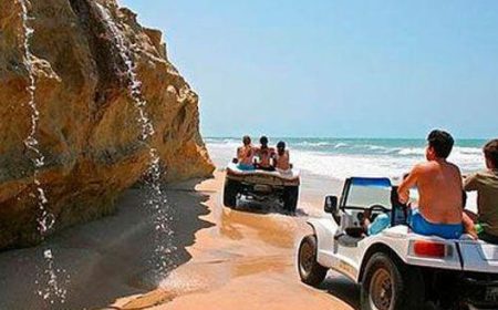 Buggys na beira do mar em Morro Branco